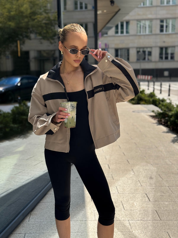 Beżowy — krótka kurtka bawełniana z kontrastowym kołnierzem i lampasami, przód na modelce, cała kurtka