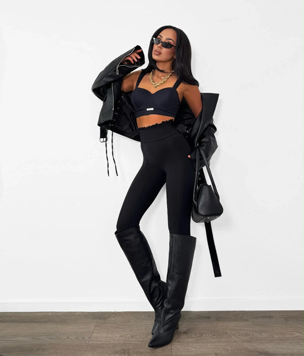 Czarny — legginsy z falbanką przy pasie, pełna sylwetka na modelce