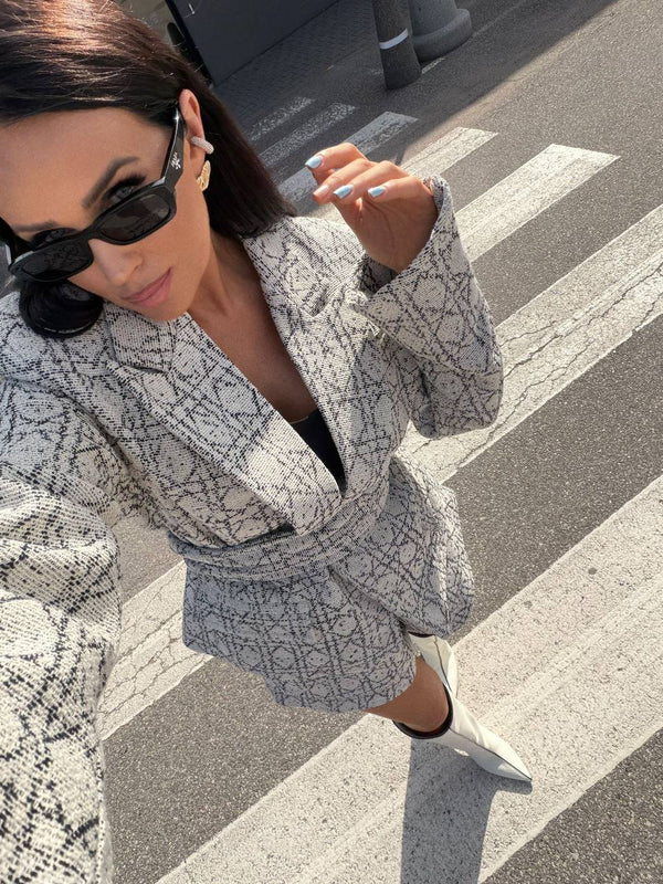 Biały — marynarka oversize we wzór z wiązanym paskiem, zbliżenie, klapy i wzór