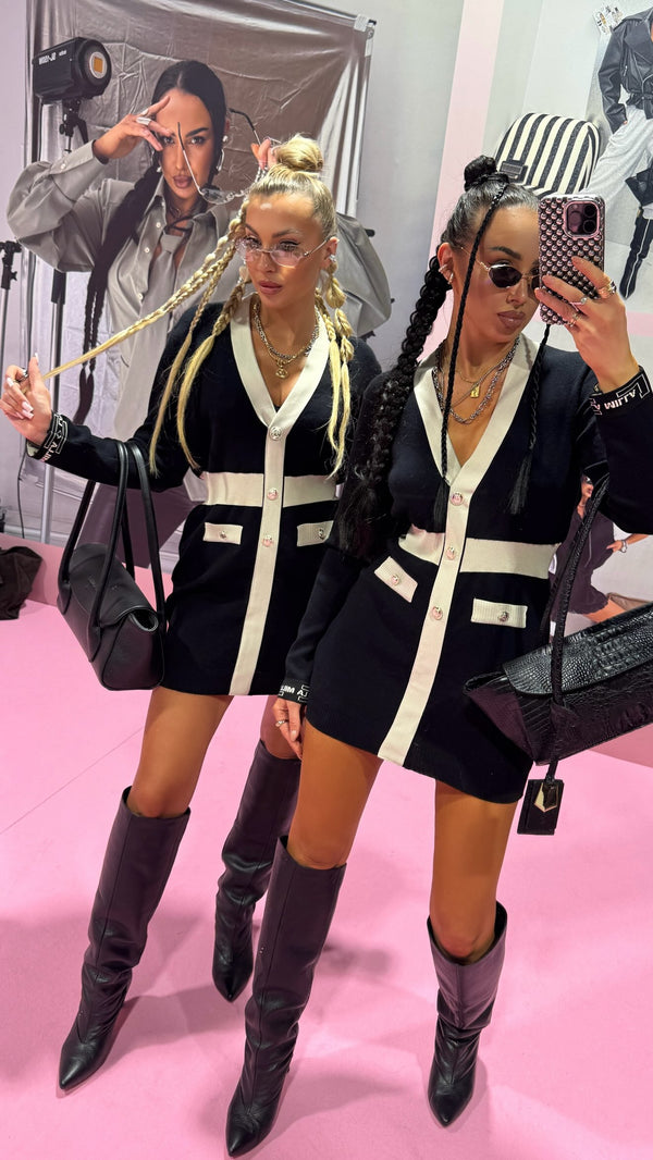 Czarny — dzianinowa sukienka mini z kontrastową lamówką i kieszeniami, cała sylwetka, dwie modelki