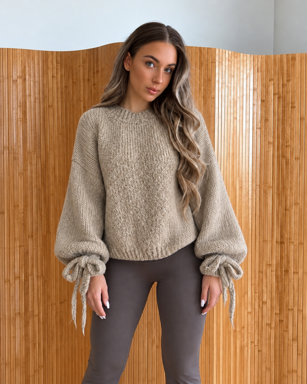 Beżowy — sweter z moherem i wełną z wiązanymi rękawami, zatwierdzony portret na modelce