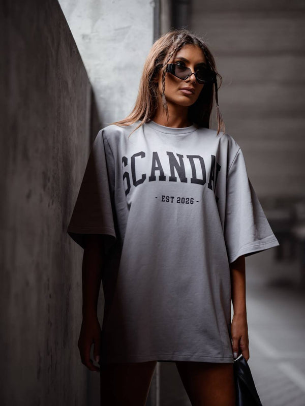 Szary — t-shirt oversize z nadrukiem Scandal, przód na modelce