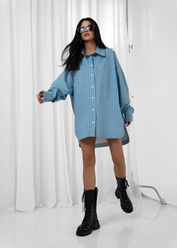 Błękitny wariant koszuli oversize w paski, przód na modelce