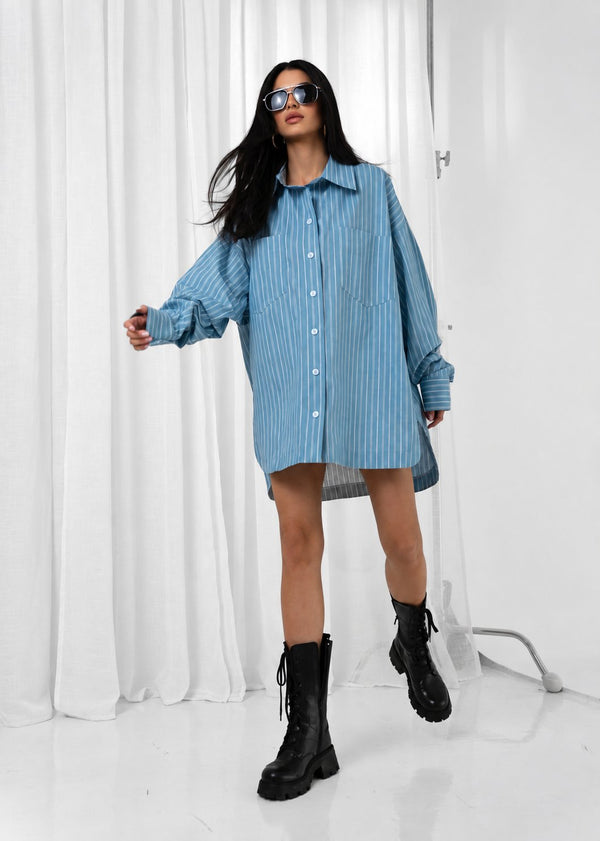 Błękitny wariant koszuli oversize w paski, przód na modelce