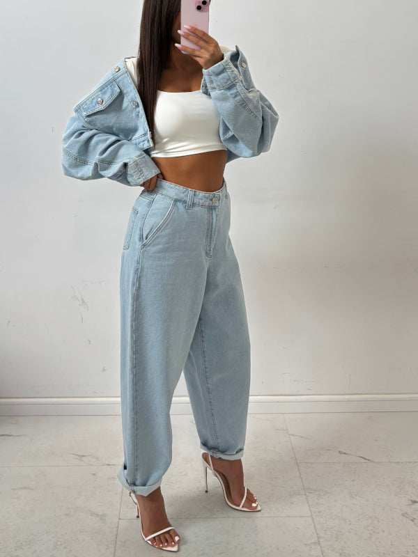 Niebieski jeansy mom fit z wysokim stanem, stylizacja z jeansową kurtką
