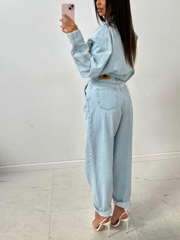 Niebieski jeansy mom fit z wysokim stanem, bok