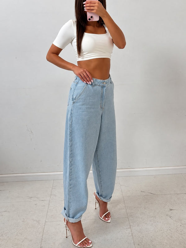 Niebieski jeansy mom fit z wysokim stanem, przód na modelce