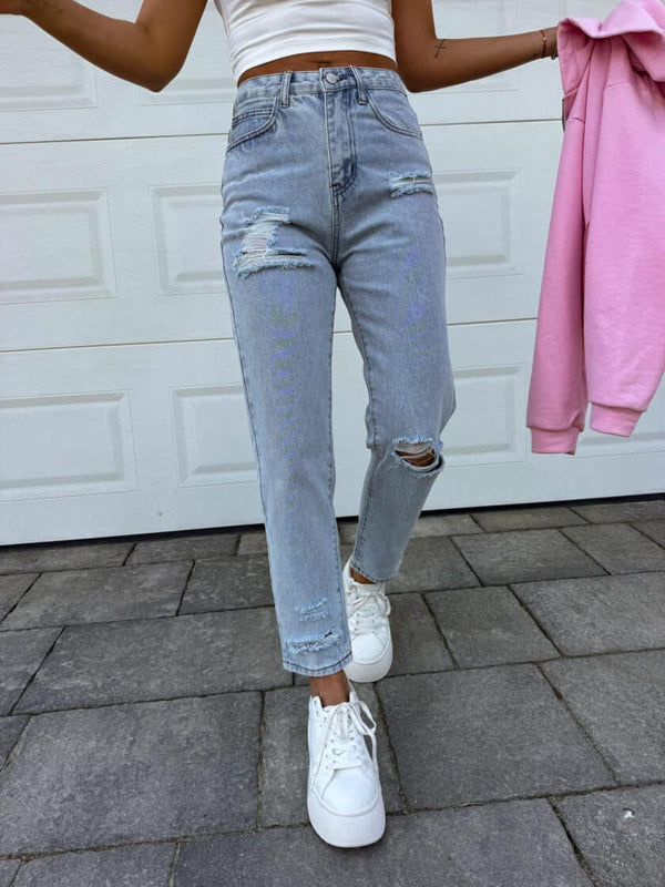 Jasnoniebieski jeansy mom fit, sylwetka przód