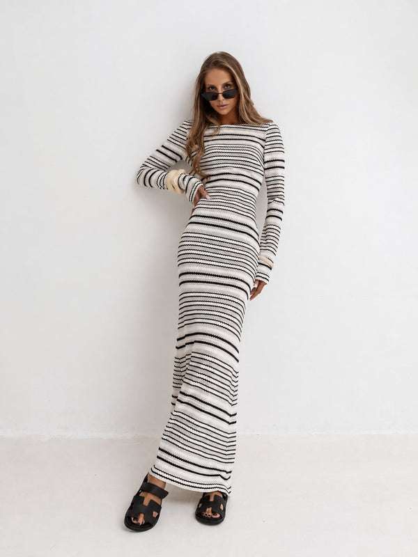 Ecru-czarny wariant sukienki maxi w paski, przód na modelce