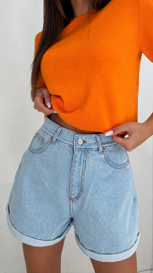 Jasnoniebieski szorty jeansowe mom fit, przód