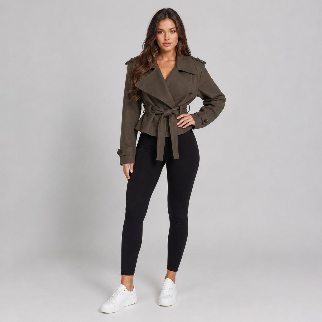Khaki trencz krótki z wiązanym paskiem, przód na modelce