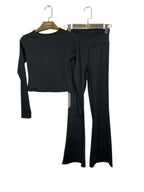 Czarny komplet crop top z długim rękawem i spodnie flare, packshot