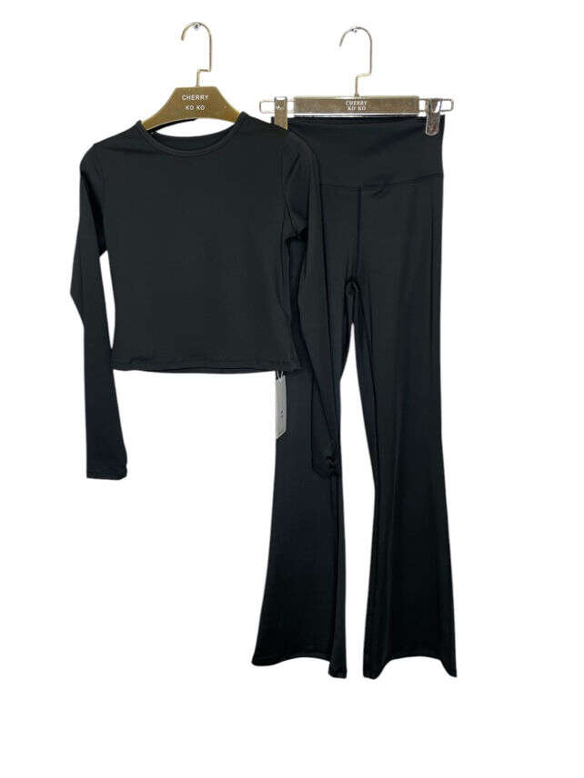 Czarny komplet crop top z długim rękawem i spodnie flare, packshot