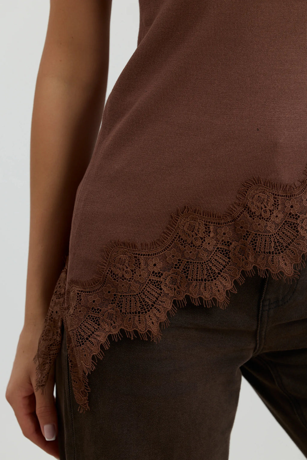 Brązowy dzianinowy top damski halter z koronką, asymetryczne koronkowe wykończenie