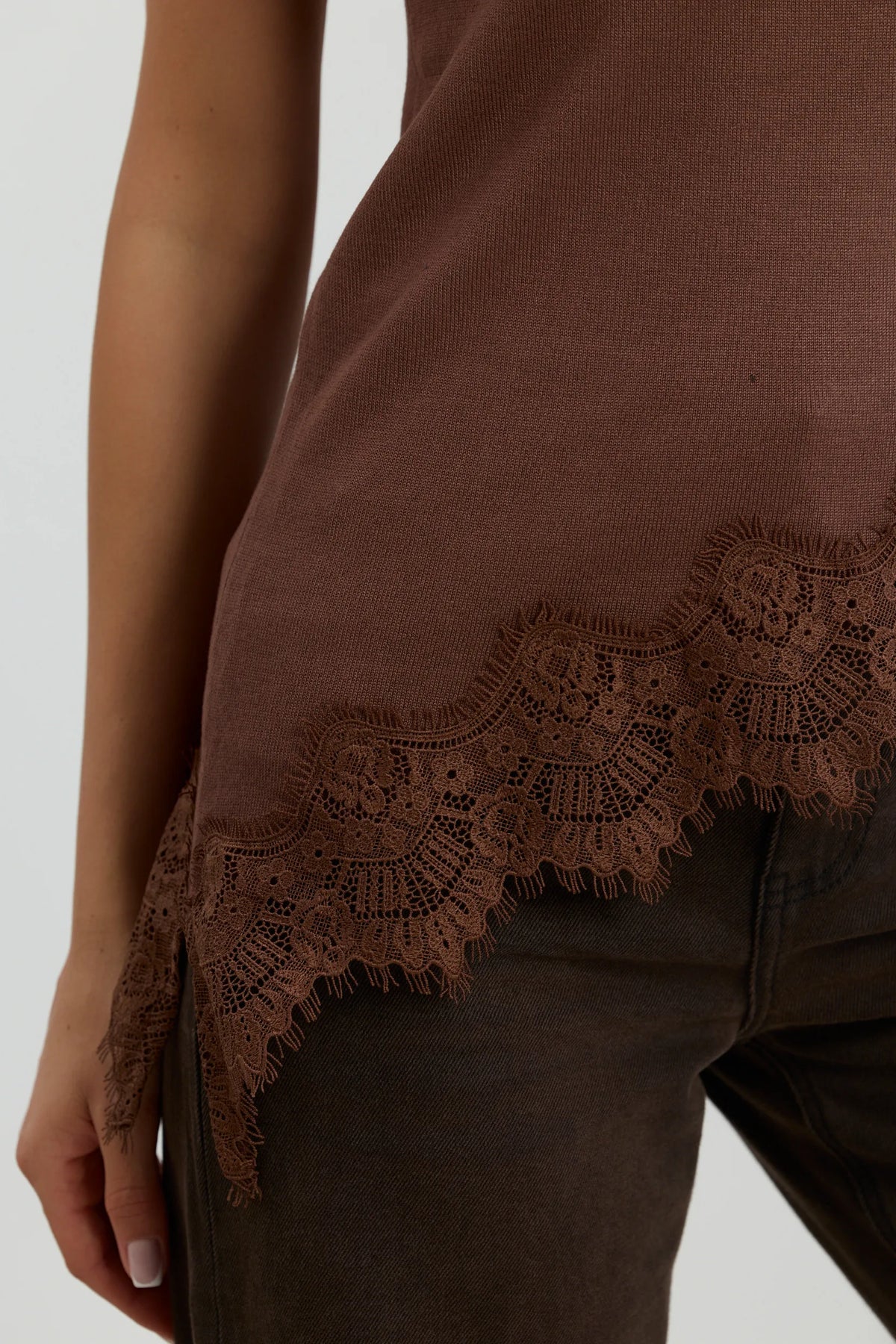 Brązowy dzianinowy top damski halter z koronką, asymetryczne koronkowe wykończenie