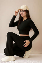 Czarny komplet sportowy crop top i spodnie flare, przód w stylizacji