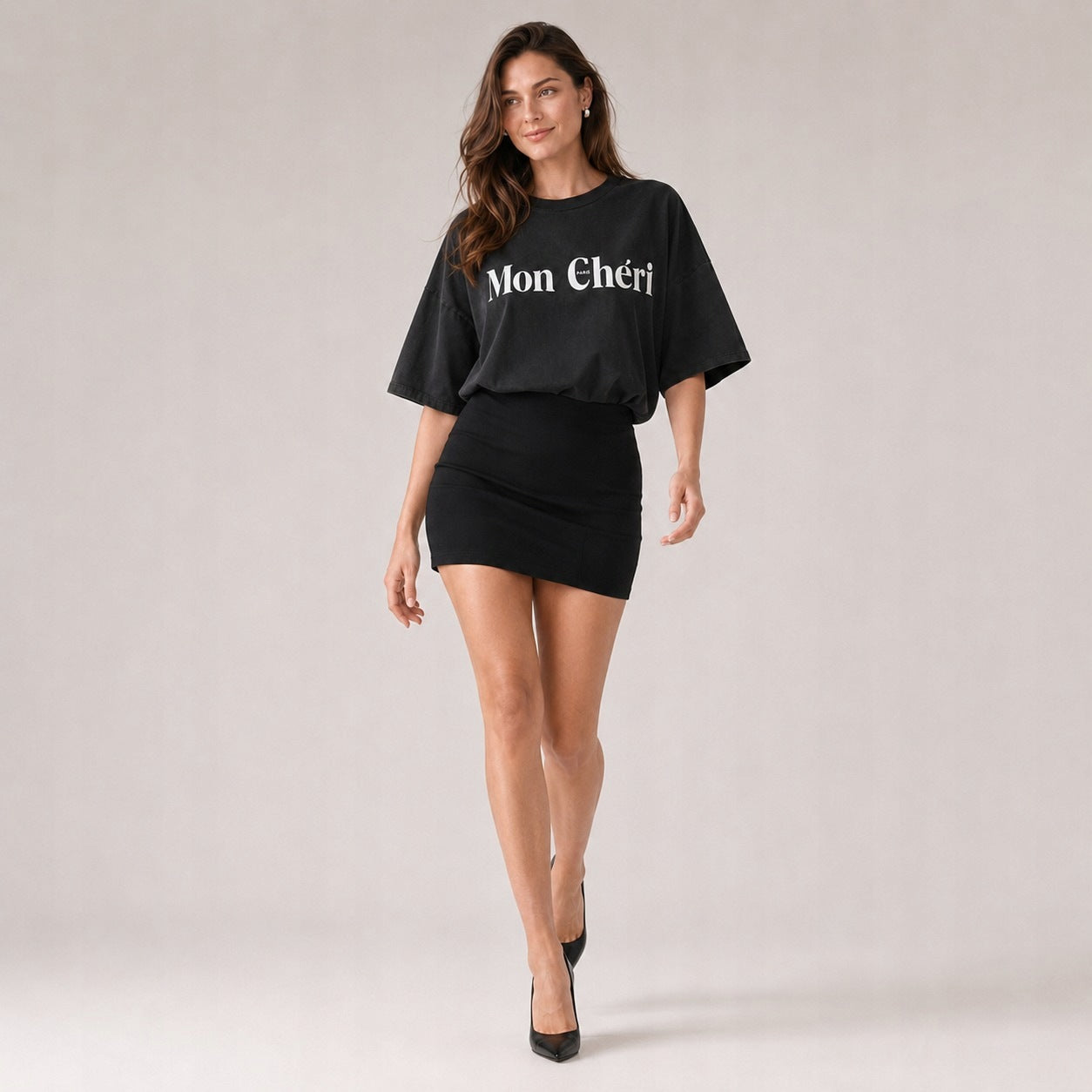 Czarny t-shirt oversize Mon Cheri, skos