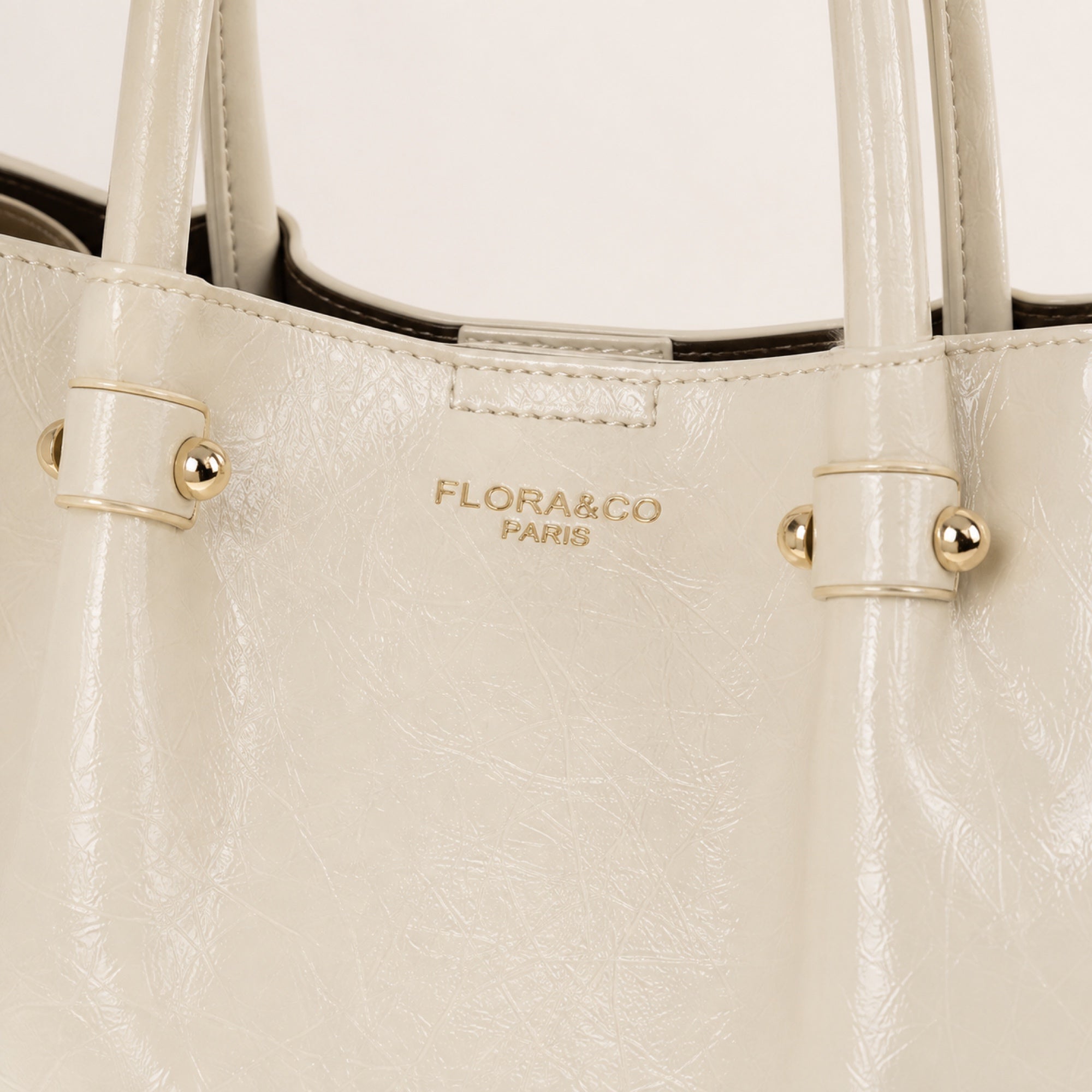 Ecru torebka shopperka z paskiem crossbody, detal materiału