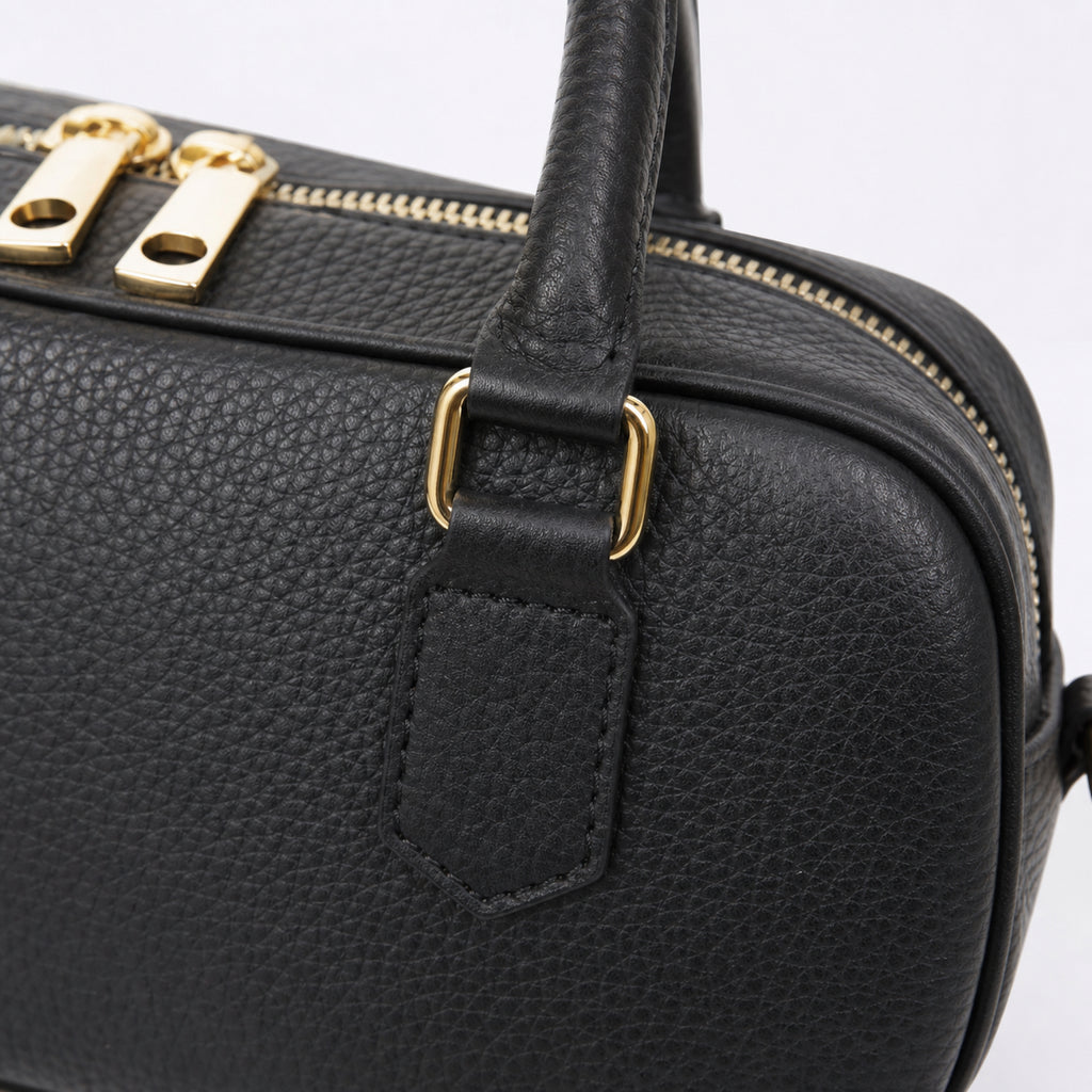 Czarny torebka skórzana mini bostonka z paskiem crossbody, detal materiału