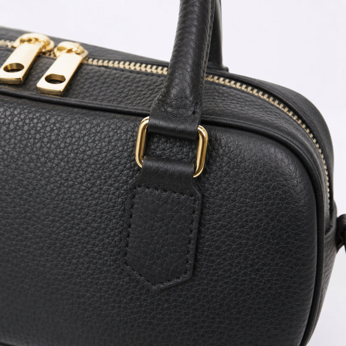Czarny torebka skórzana mini bostonka z paskiem crossbody, detal materiału