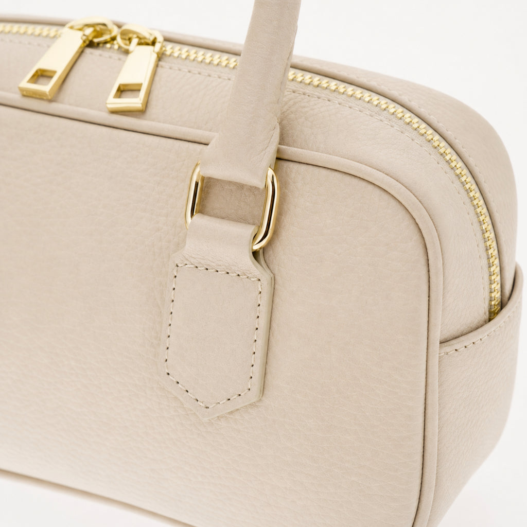 Latte torebka skórzana mini bostonka z paskiem crossbody, detal materiału
