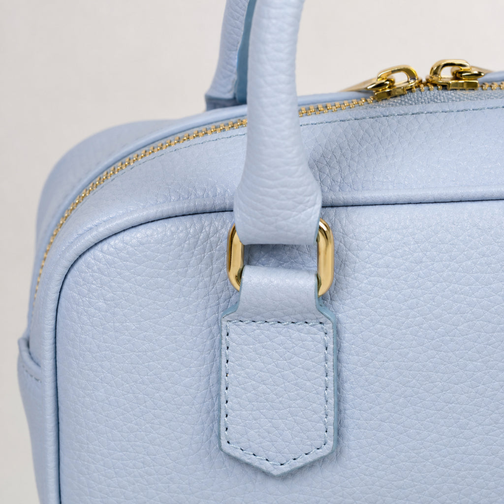 Błękitny torebka skórzana mini bostonka z paskiem crossbody, detal materiału
