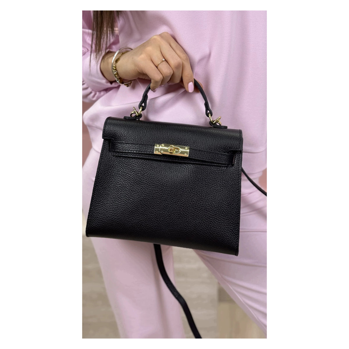 Czarny torebka skórzana kuferek z klapką i paskiem crossbody, zdjęcie producenta