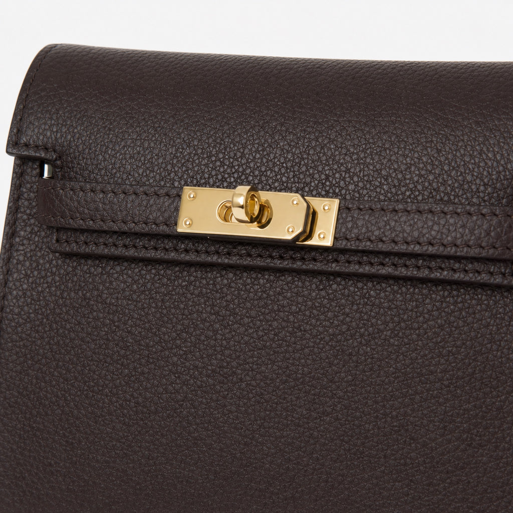 Czekoladowy torebka skórzana kuferek z klapką i paskiem crossbody, detal materiału