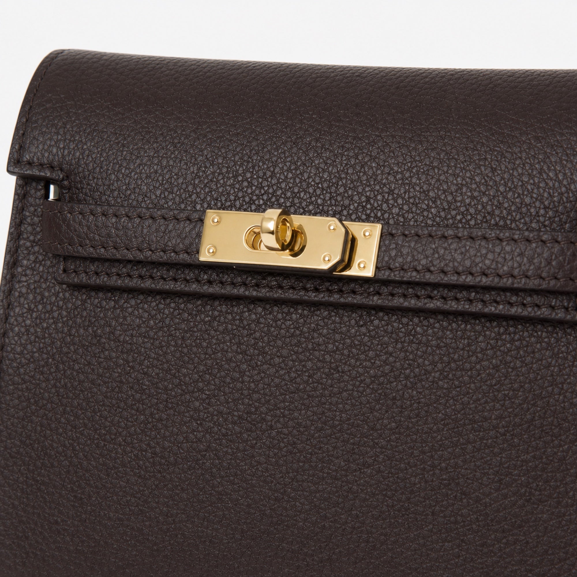 Czekoladowy torebka skórzana kuferek z klapką i paskiem crossbody, detal materiału