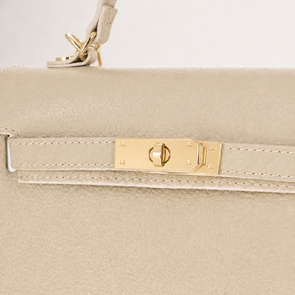 Latte torebka skórzana kuferek z klapką i paskiem crossbody, detal materiału