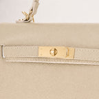 Latte torebka skórzana kuferek z klapką i paskiem crossbody, detal materiału