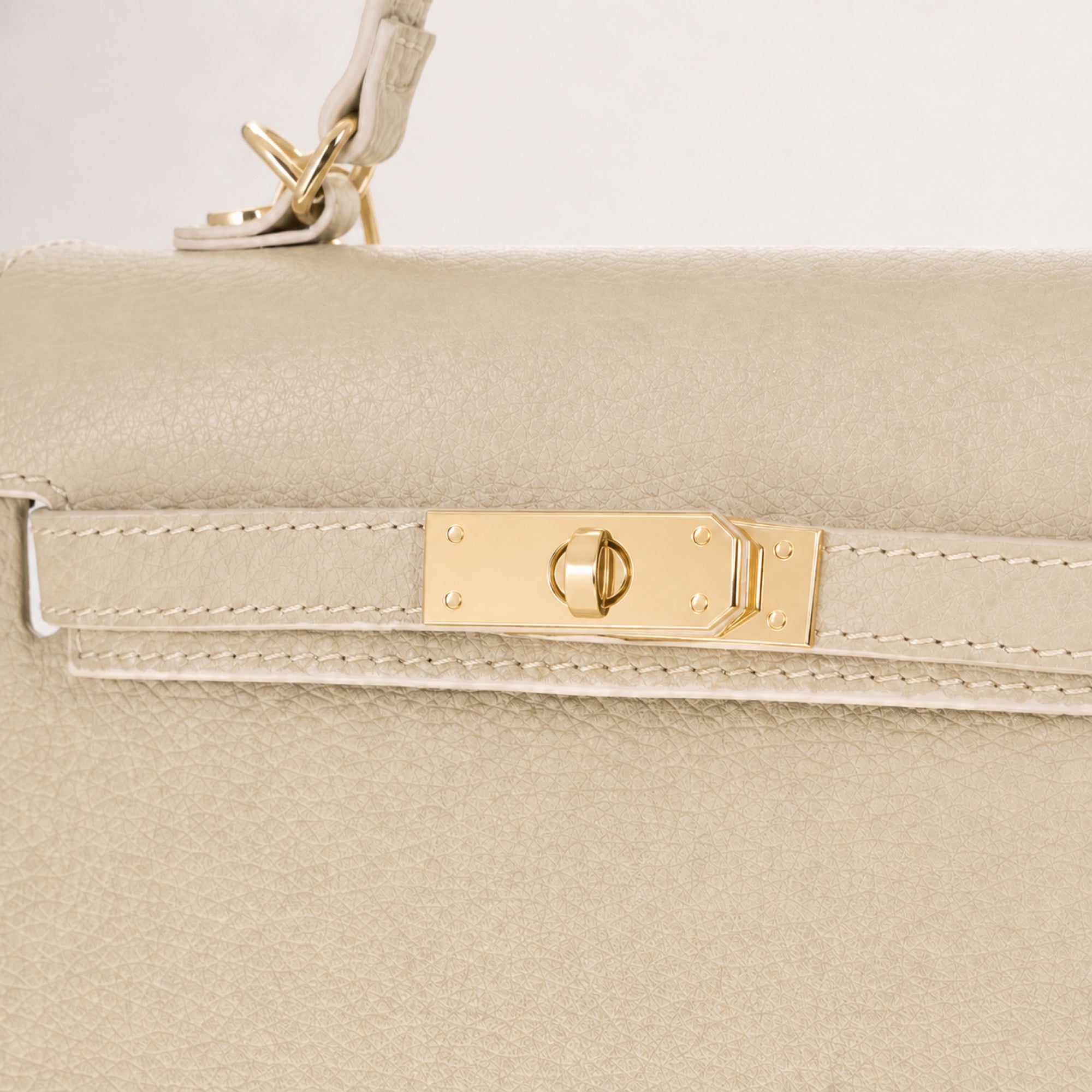 Latte torebka skórzana kuferek z klapką i paskiem crossbody, detal materiału