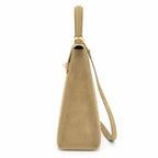 Beżowy torebka skórzana kuferek z klapką i paskiem crossbody, bok
