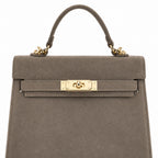 Mocha torebka skórzana kuferek z klapką i paskiem crossbody, obrotowe zapiecie i klapa