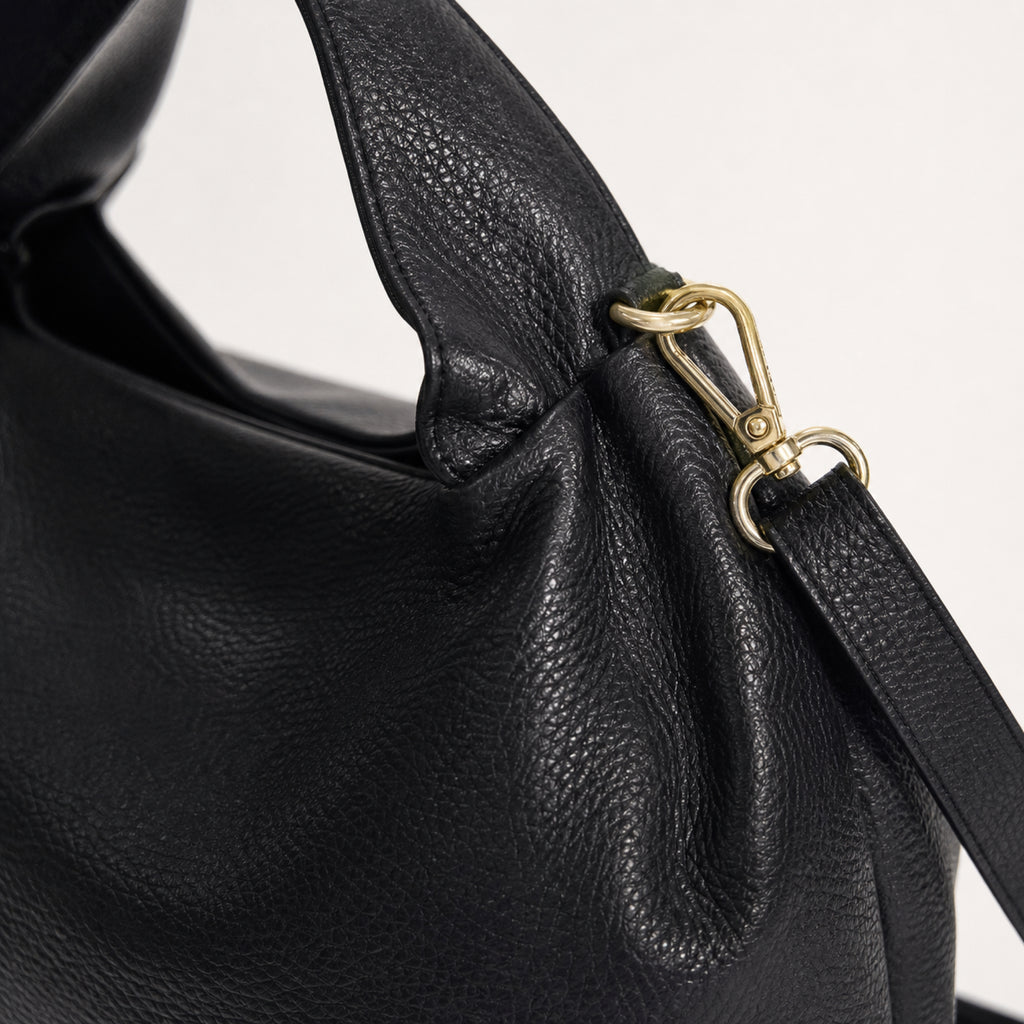 Czarny torebka skórzana worek do ręki z paskiem crossbody, detal materiału