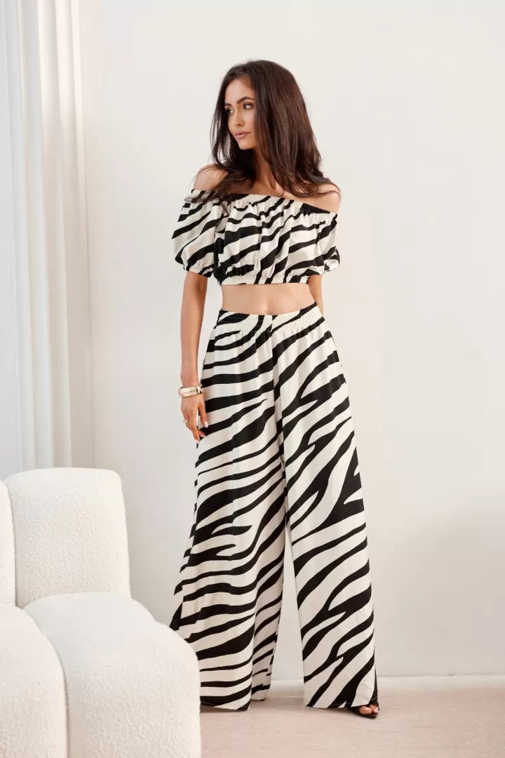 Zebra czarno-biała bluzka hiszpanka, cała sylwetka