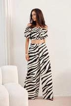 Zebra czarno-biała bluzka hiszpanka, cała sylwetka