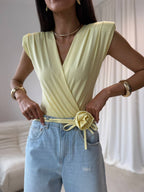 Żółty wariant body kopertowego z różą 3D, stylizacja z jeansami