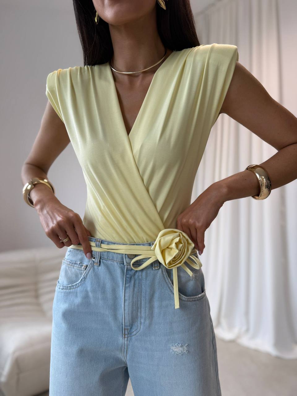 Żółty wariant body kopertowego z różą 3D, stylizacja z jeansami