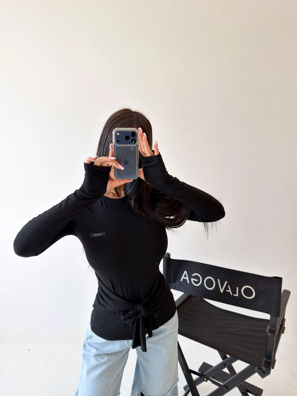 Czarny — bluzka dopasowana z wiązaniem w pasie, dekolt, naszywka i wykończenie rękawów