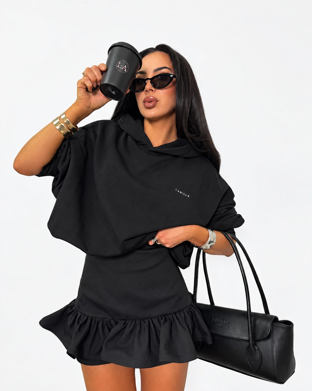 Czarny — bluza bawełniana chmurka z kapturem, przód na modelce