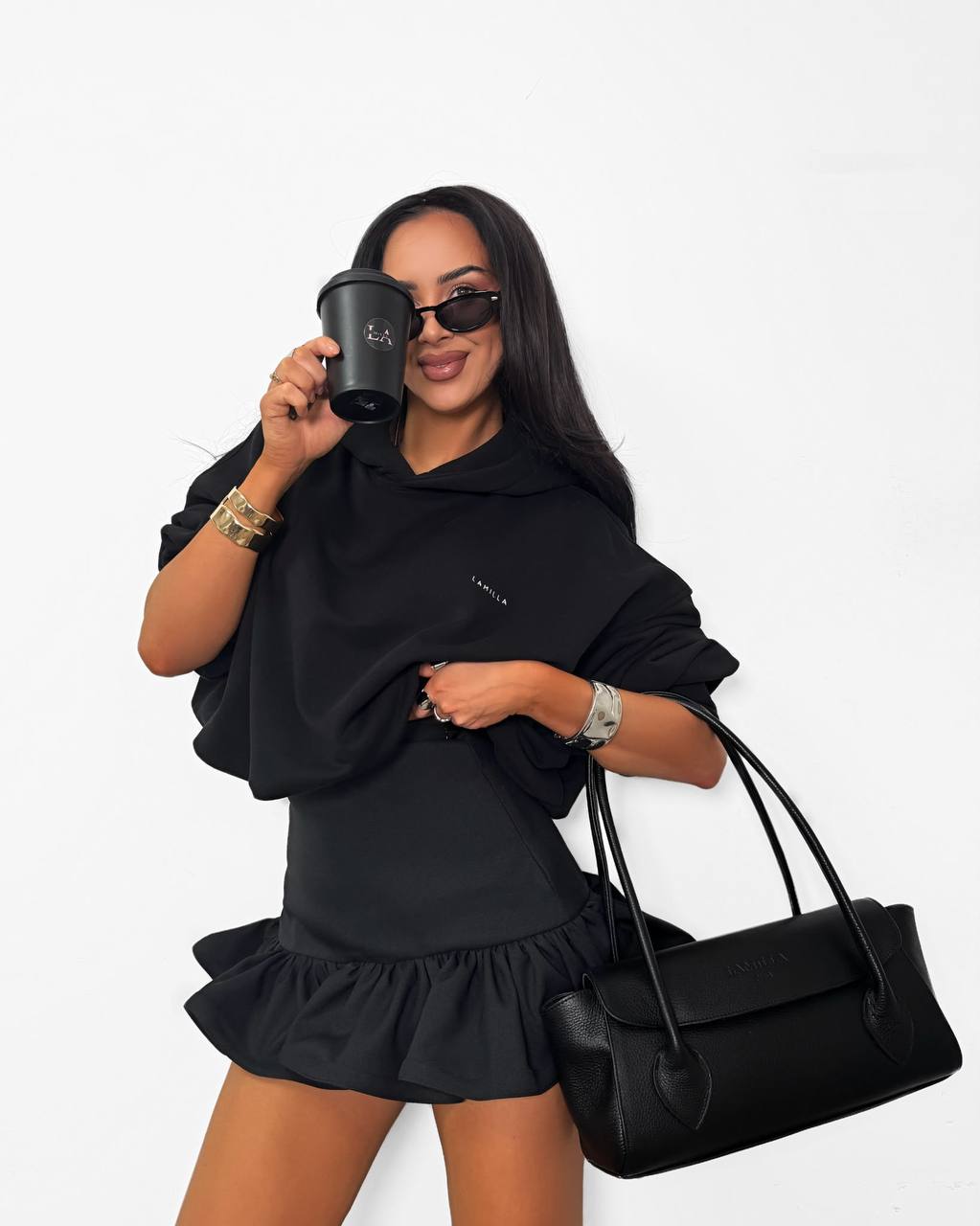 Czarny — bluza bawełniana chmurka z kapturem, detal bluzy na modelce