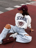 Biały — bluza oversize ze stójką i herbowym nadrukiem, stylizacja z jeansami