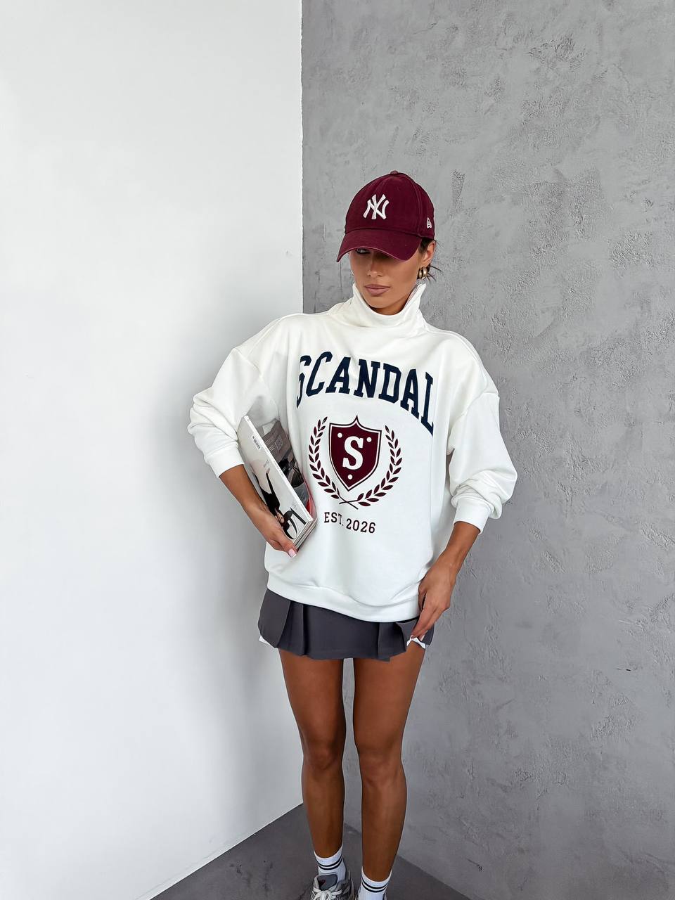 Biały — bluza oversize ze stójką i herbowym nadrukiem, przód, stójka i nadruk