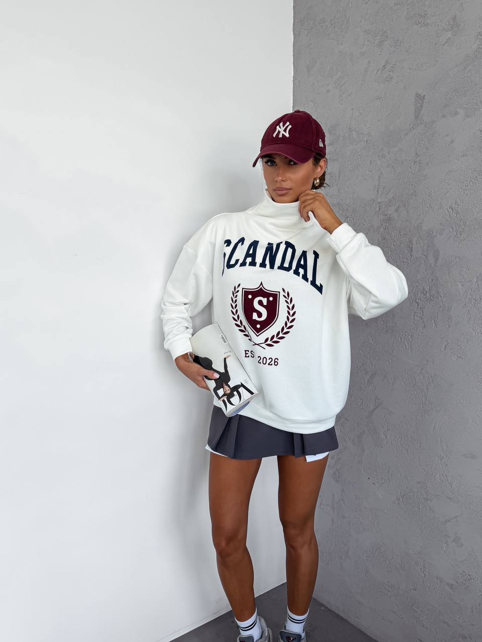 Biały — bluza oversize ze stójką i herbowym nadrukiem, przód na modelce