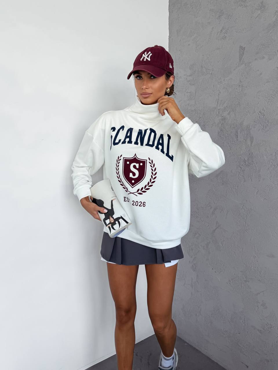 Biały — bluza oversize ze stójką i herbowym nadrukiem, cała sylwetka
