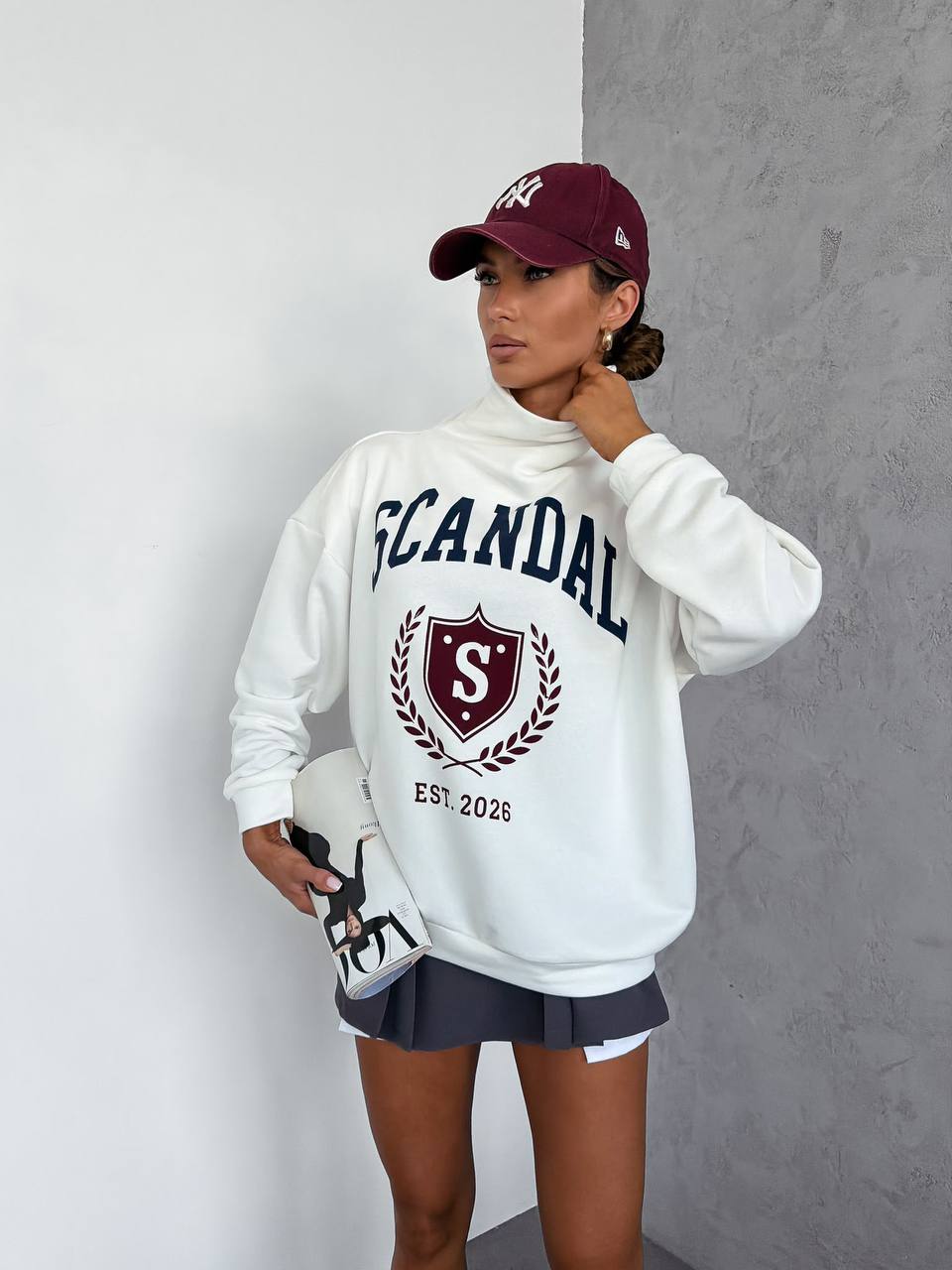 Biały — bluza oversize ze stójką i herbowym nadrukiem, przód z bliska
