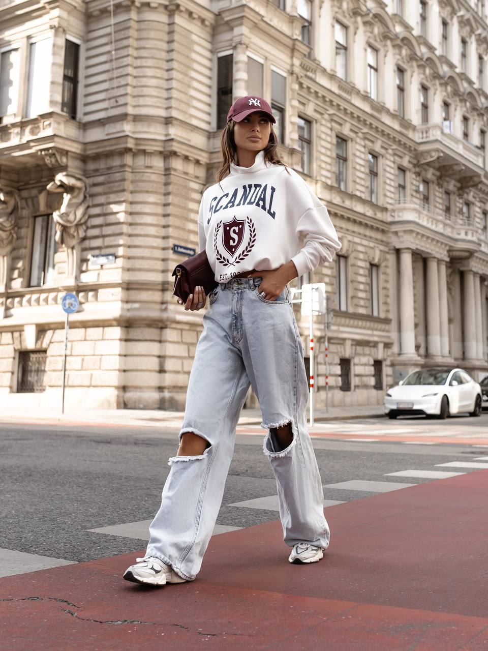 Biały — bluza oversize ze stójką i herbowym nadrukiem, stylizacja z jeansami na ulicy
