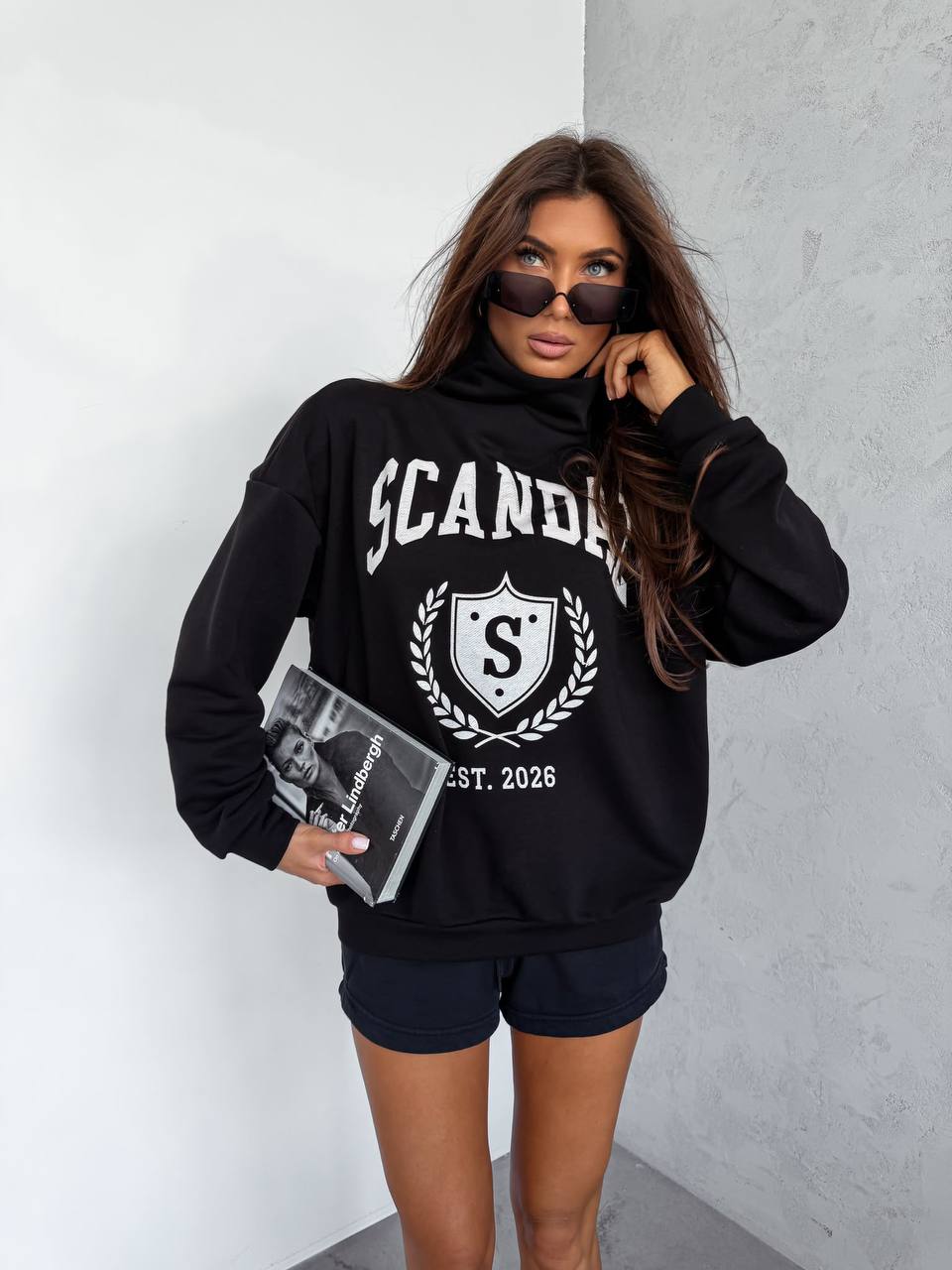 Czarny — bluza oversize ze stójką i herbowym nadrukiem, nadruk z bliska