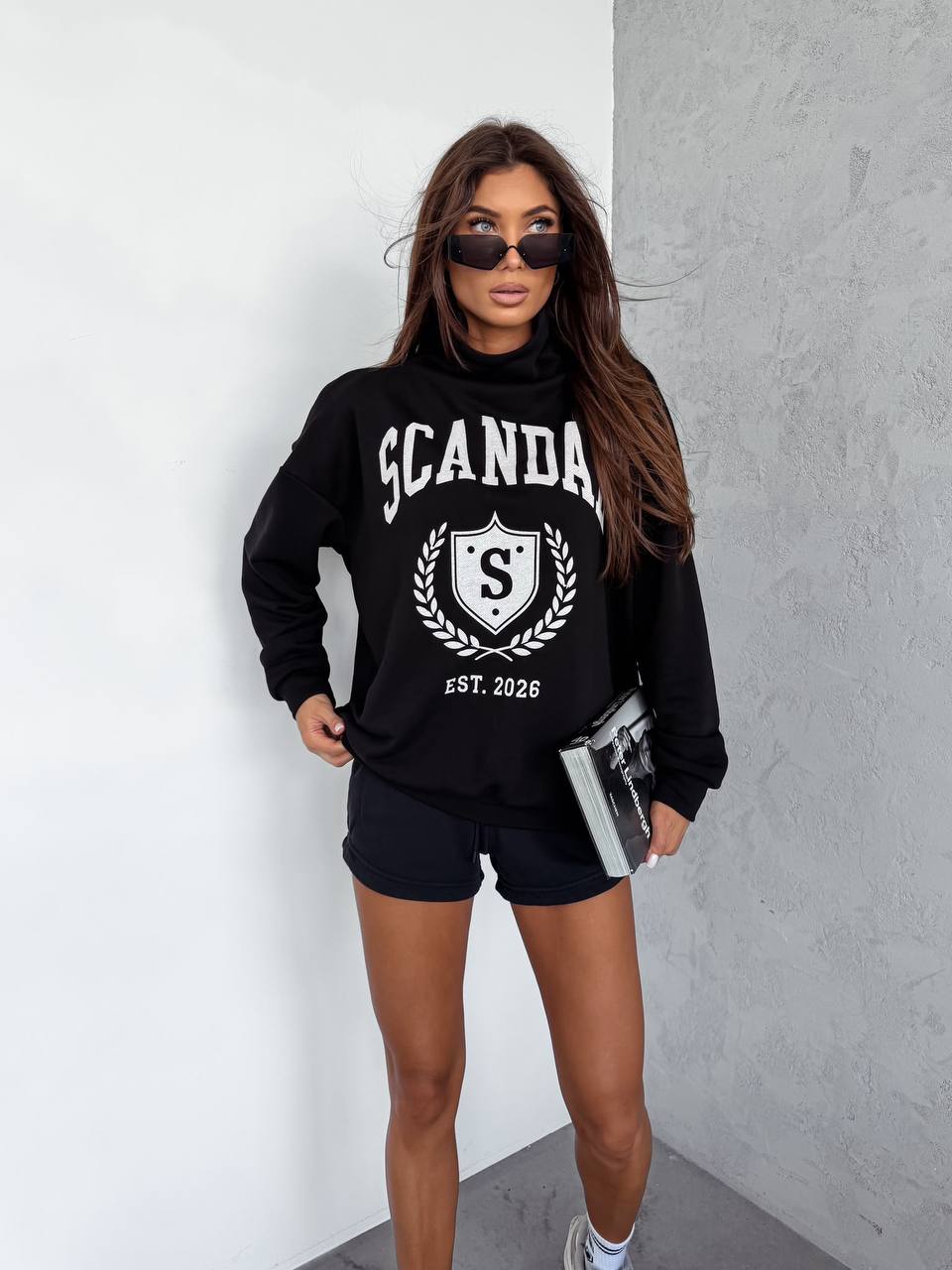 Czarny — bluza oversize ze stójką i herbowym nadrukiem, cała sylwetka